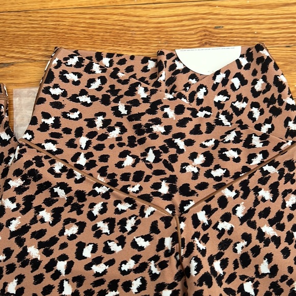 NWT Aerie Offline Neutral Leopard Crossover Leggings Sz S - Picture 8 of 11